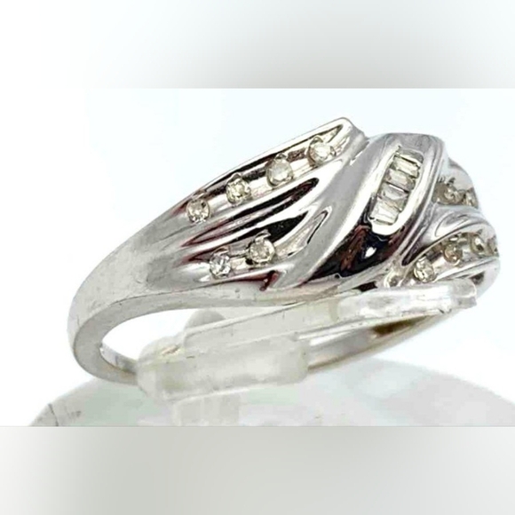 10 Karat White Solid Gold Diamond Cocktail Ring - Picture 4 of 6